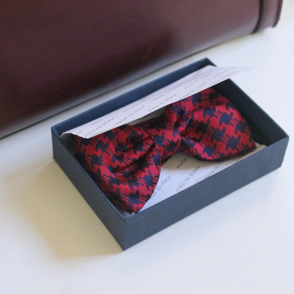 Silk pre-tied bow tie, blue dot and pied de poule