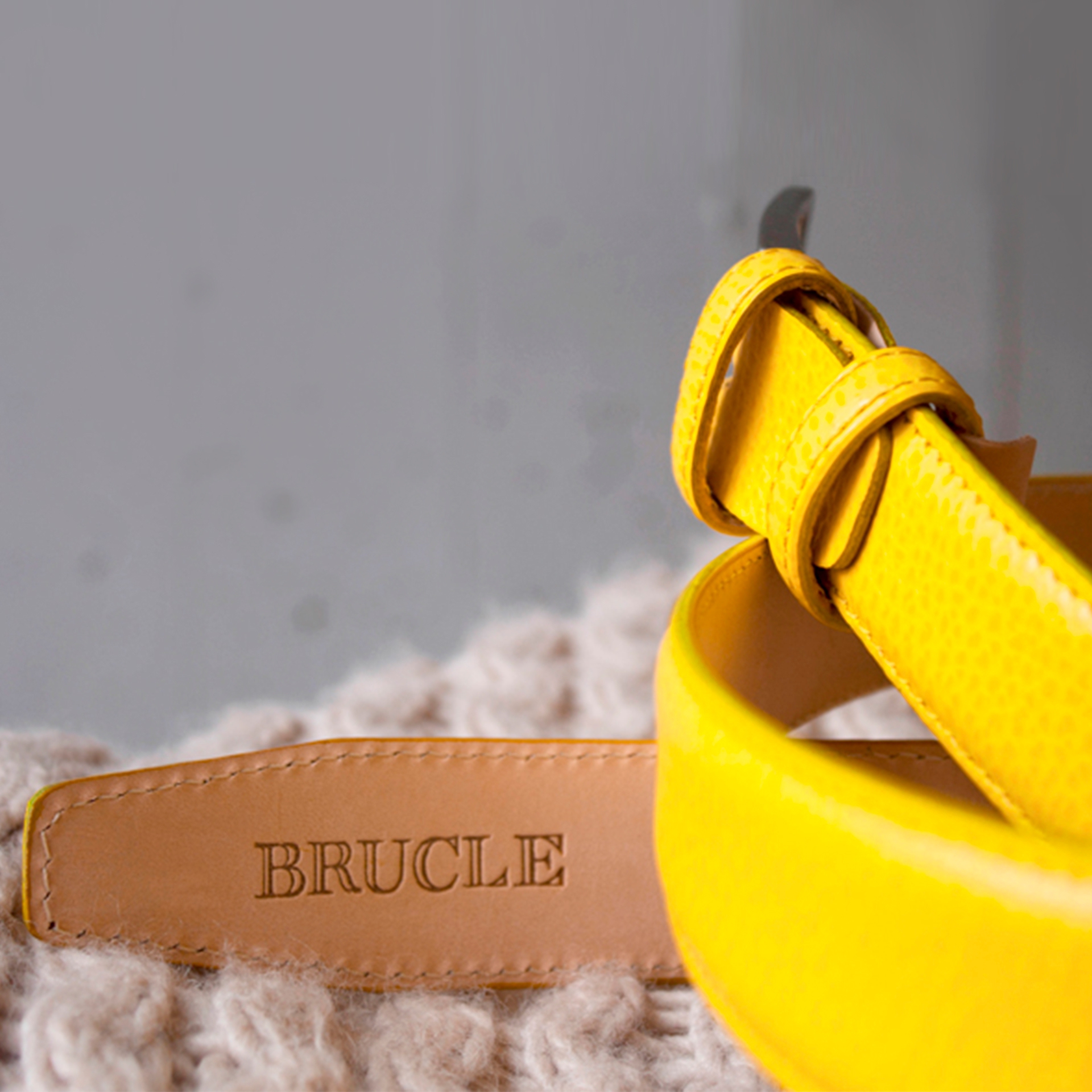 Ceinture longue jaune en cuir grainé avec boucle sans nickel